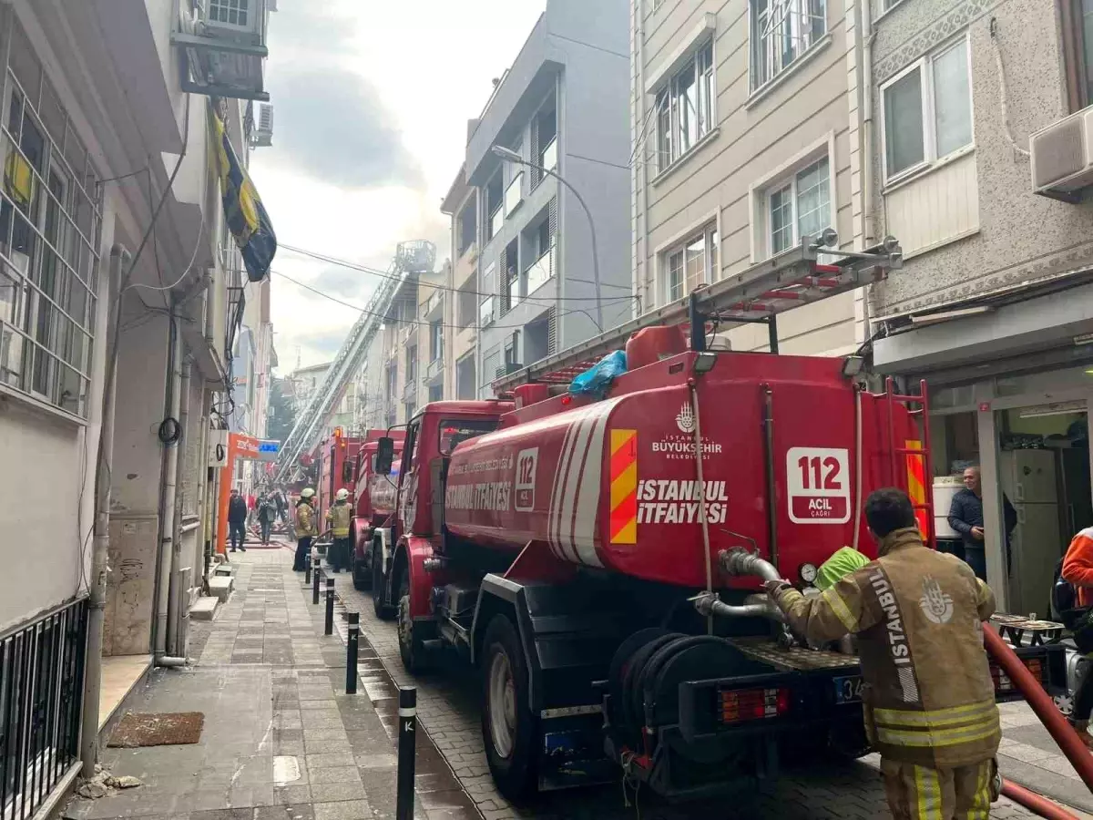 Kadıköy\'de kentsel dönüşüme giren binada korkutan yangın