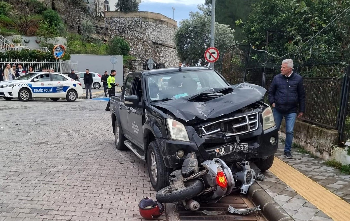 Kamyonetle motosiklet çarpıştı: 2 yaralı
