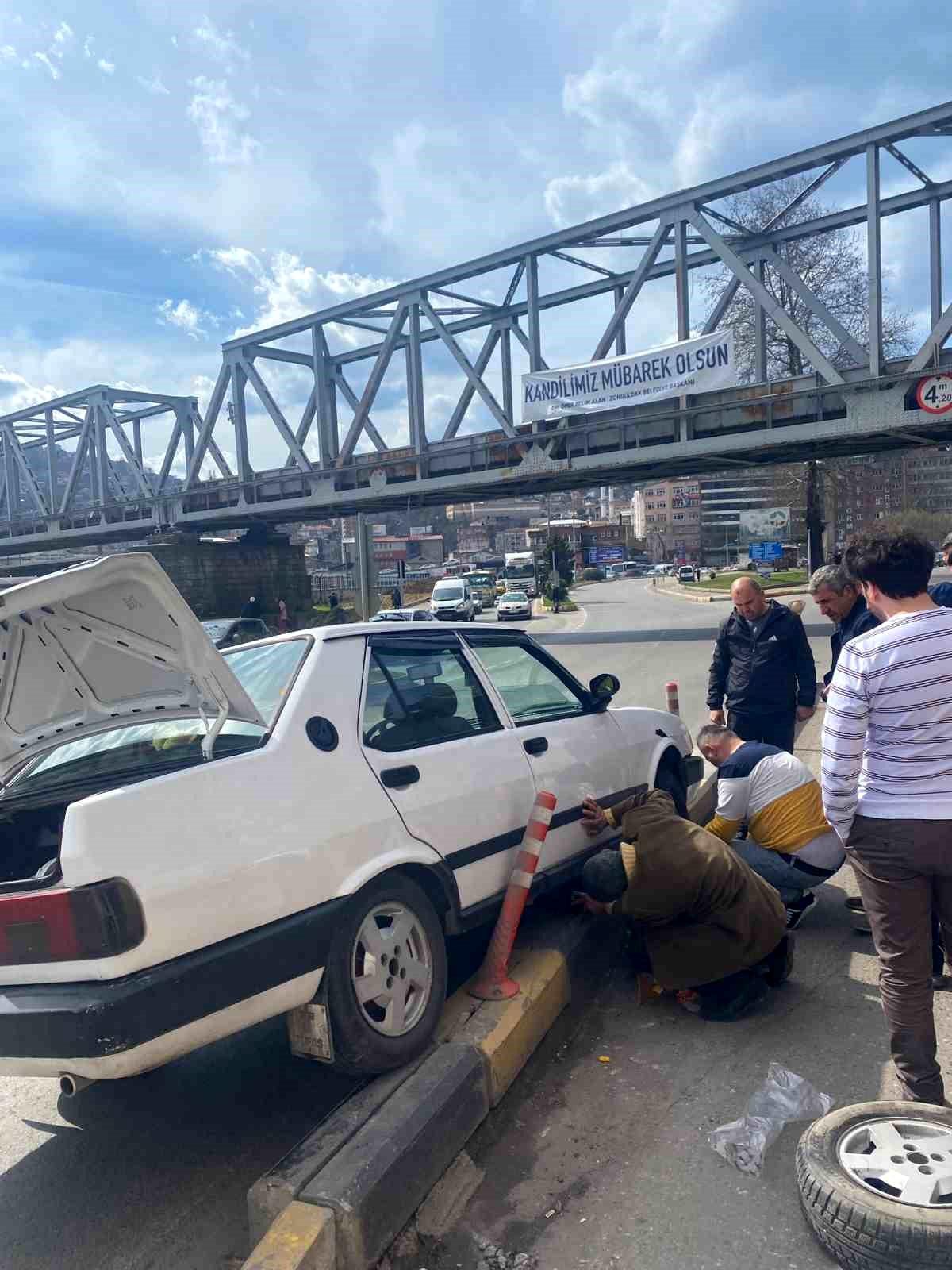 Kontrolden çıkan otomobil refüje çıktı