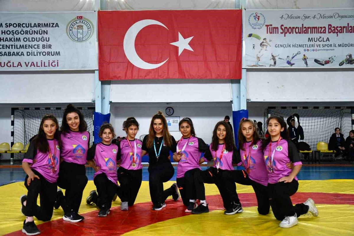 Köyceğizli güreşçi kızlar şampiyonaya damga vurdu