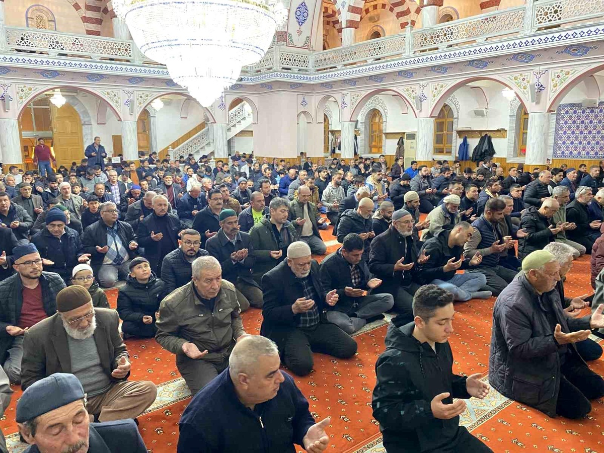 Kulu\'da Berat Kandil\'inde vatandaşlar camileri doldurdu
