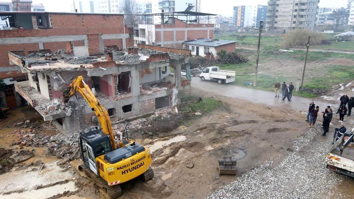 Nazilli\'de metruk binaların yıkımı devam ediyor