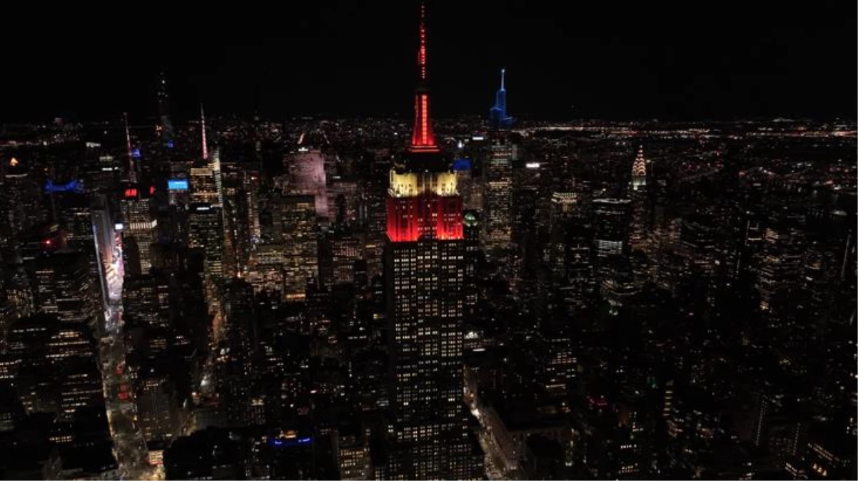 New York\'ta Empire State binası, depremzedeler için kırmızı beyaz renklerle ışıklandırıldı