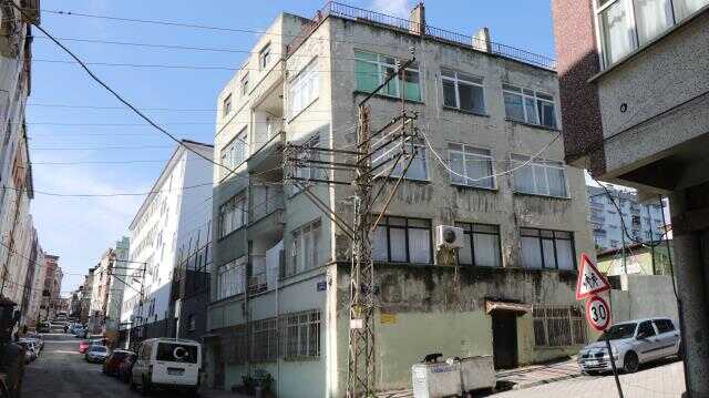 Samsun'da tedirgin eden bina! Yola doğru eğildi ama içinde insanlar var Samsun'da tedirgin eden bina! Yola doğru eğildi ama içinde insanlar var
