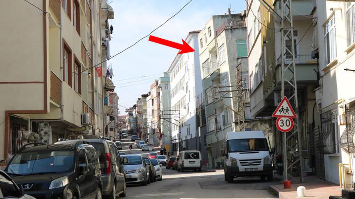 Samsun'da tedirgin eden bina! Yola doğru eğildi ama içinde insanlar var