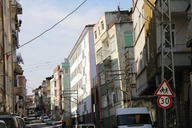 Samsun'da tedirgin eden bina! Yola doğru eğildi ama içinde insanlar var Samsun'da tedirgin eden bina! Yola doğru eğildi ama içinde insanlar var