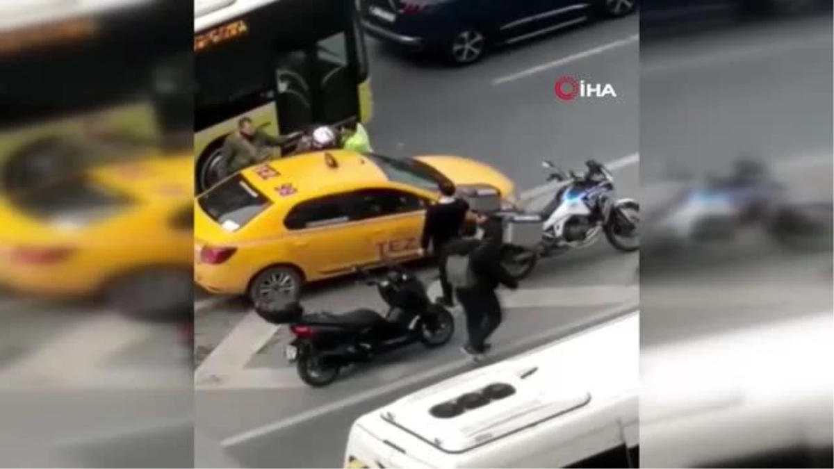 Şişli\'de taksici ile motosiklet sürücüsü arasındaki kavga kamerada