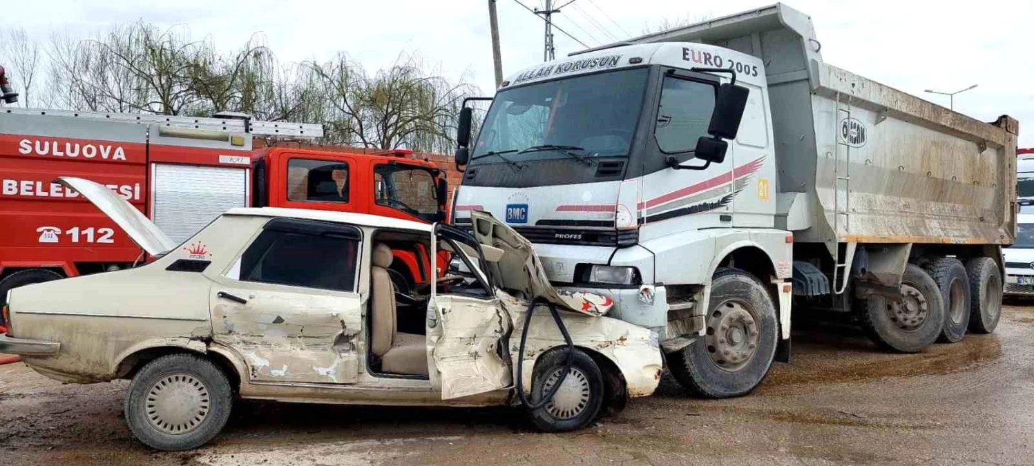 Suluova\'da üç aracın karıştığı kazada 2 yaralı