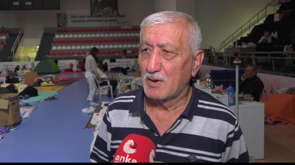 Adana\'da Spor Salonunda Kalan ve Tedirgin Oldukları İçin Evlerine Dönemediklerini Belirten Yurttaşlar: "Her Gün Değişik Haberler.