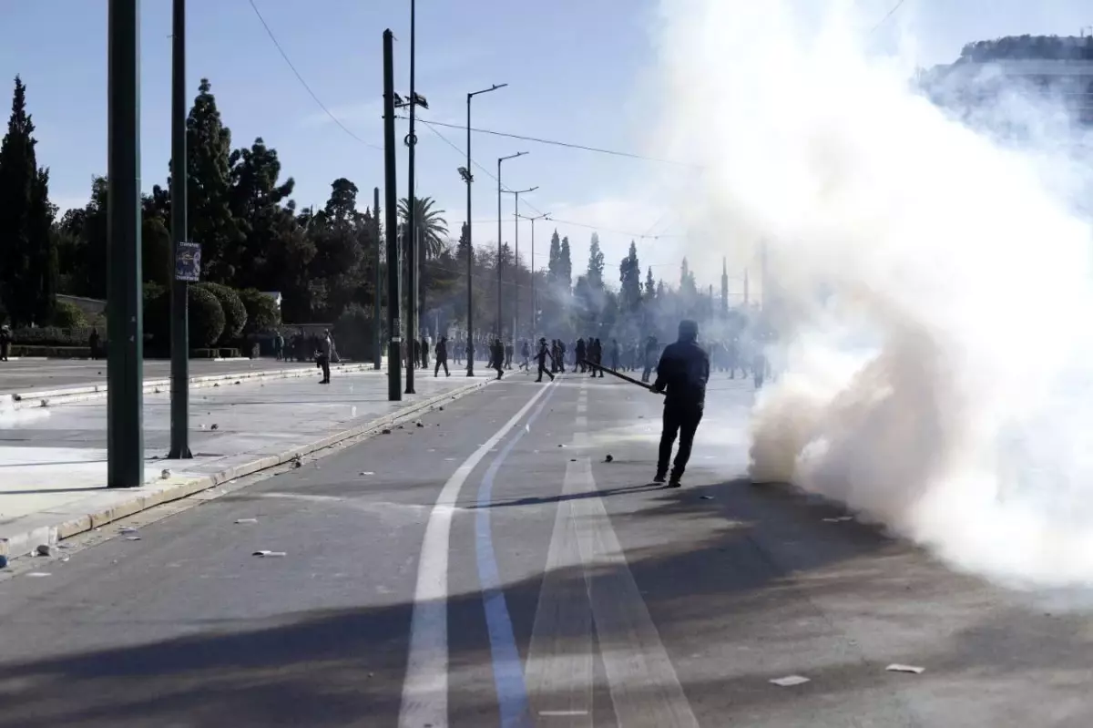 Atina\'da 50 bin kişi tren kazasını protesto etti