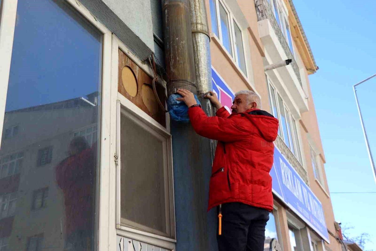 Baca borusunda mahsur kalan kargaları vatandaşlar kurtardı