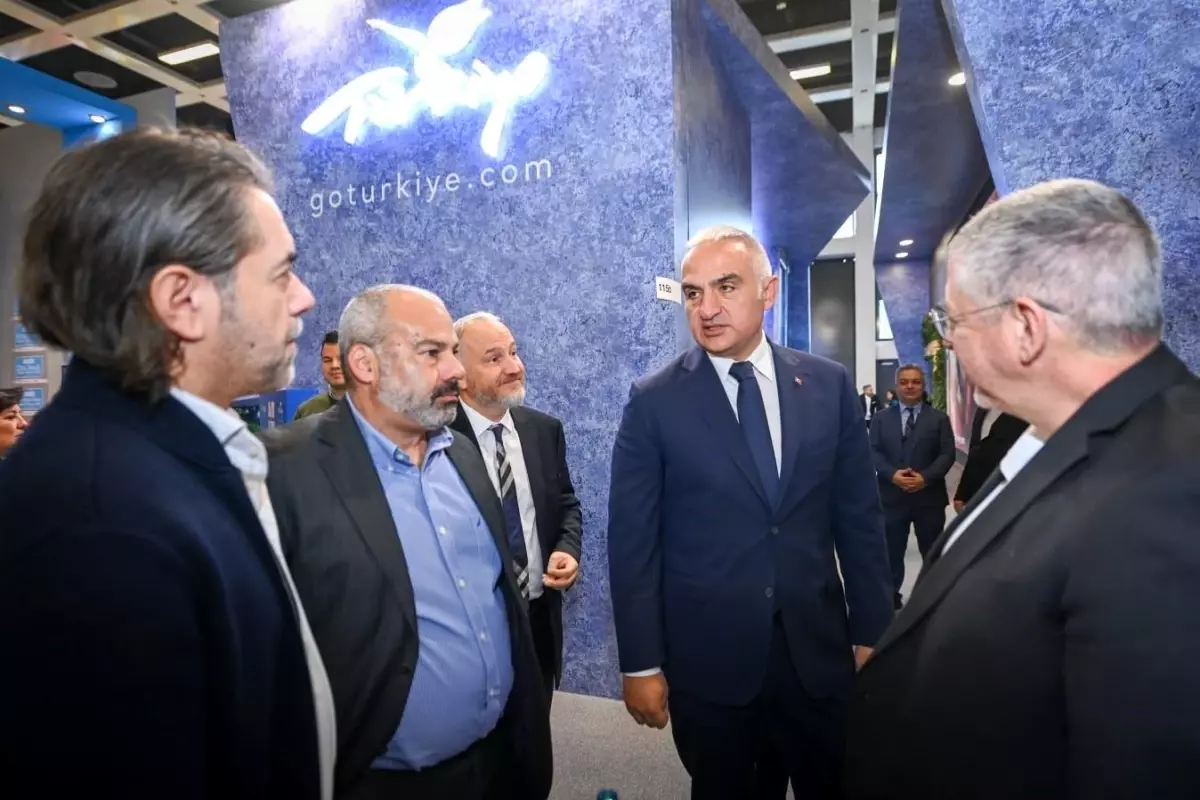 Bakan Ersoy, Berlin Turizm Fuarı'nda Türk stantlarını gezdi