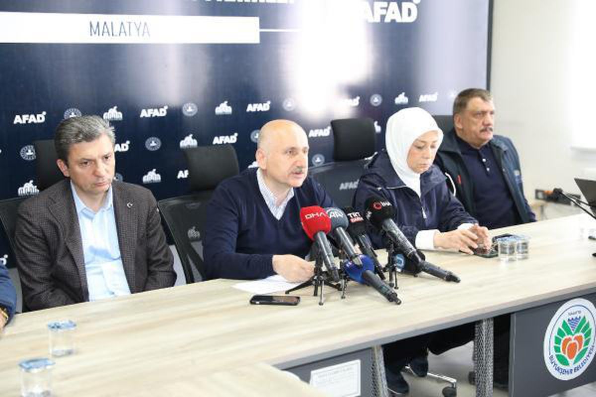 Ulaştırma ve Altyapı Bakanı Karaismailoğlu, deprem bölgesindeki çalışmaları değerlendirdi Açıklaması
