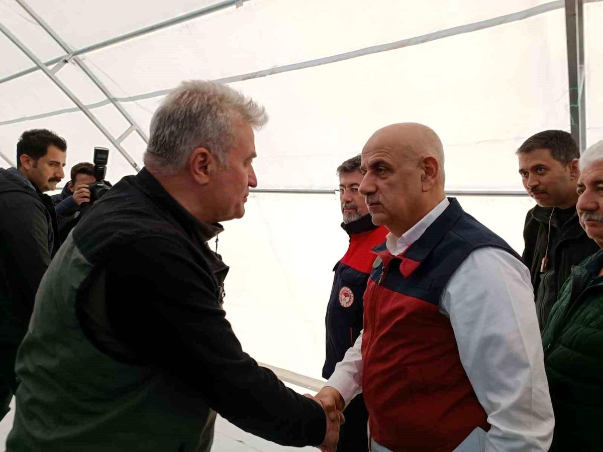 Bakan Kirişci\'den Hatay\'ı terk edenlere çağrı