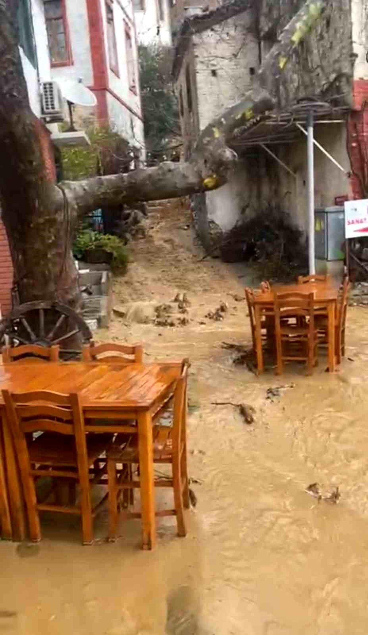 Balıkesir'de sağanak yağış su baskınlarına neden oldu