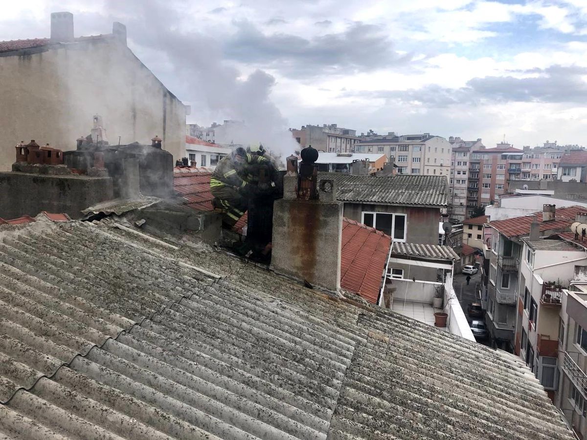 Bandırma\'da baca yangını mahalleliyi korkuttu