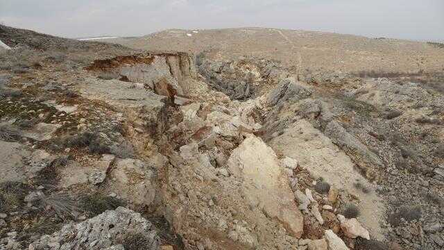 Bin 400 metre yükseklikte ürküten görüntü! Kar kalınca, dev yarıklar depremin şiddetini ortaya koydu Bin 400 metre yükseklikte ürküten görüntü! Kar kalınca, dev yarıklar depremin şiddetini ortaya koydu