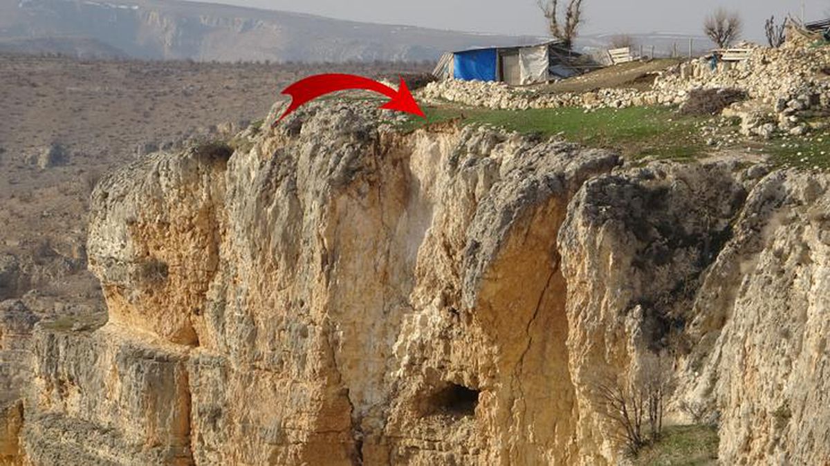 Bin 400 metre yükseklikte ürküten görüntü! Kar kalkınca, dev yarıklar depremin şiddetini ortaya koydu