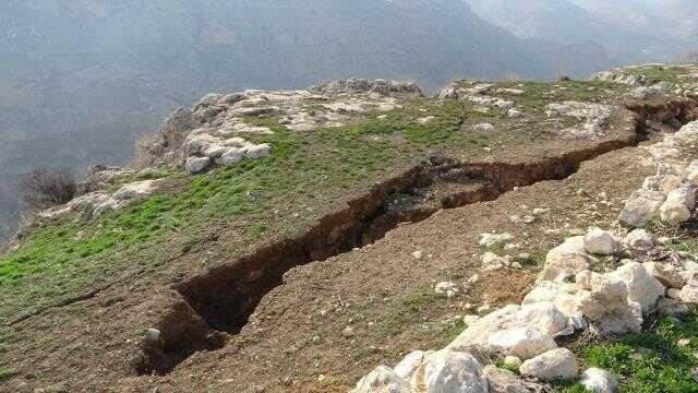 Bin 400 metre yükseklikte ürküten görüntü! Kar kalınca, dev yarıklar depremin şiddetini ortaya koydu Bin 400 metre yükseklikte ürküten görüntü! Kar kalınca, dev yarıklar depremin şiddetini ortaya koydu