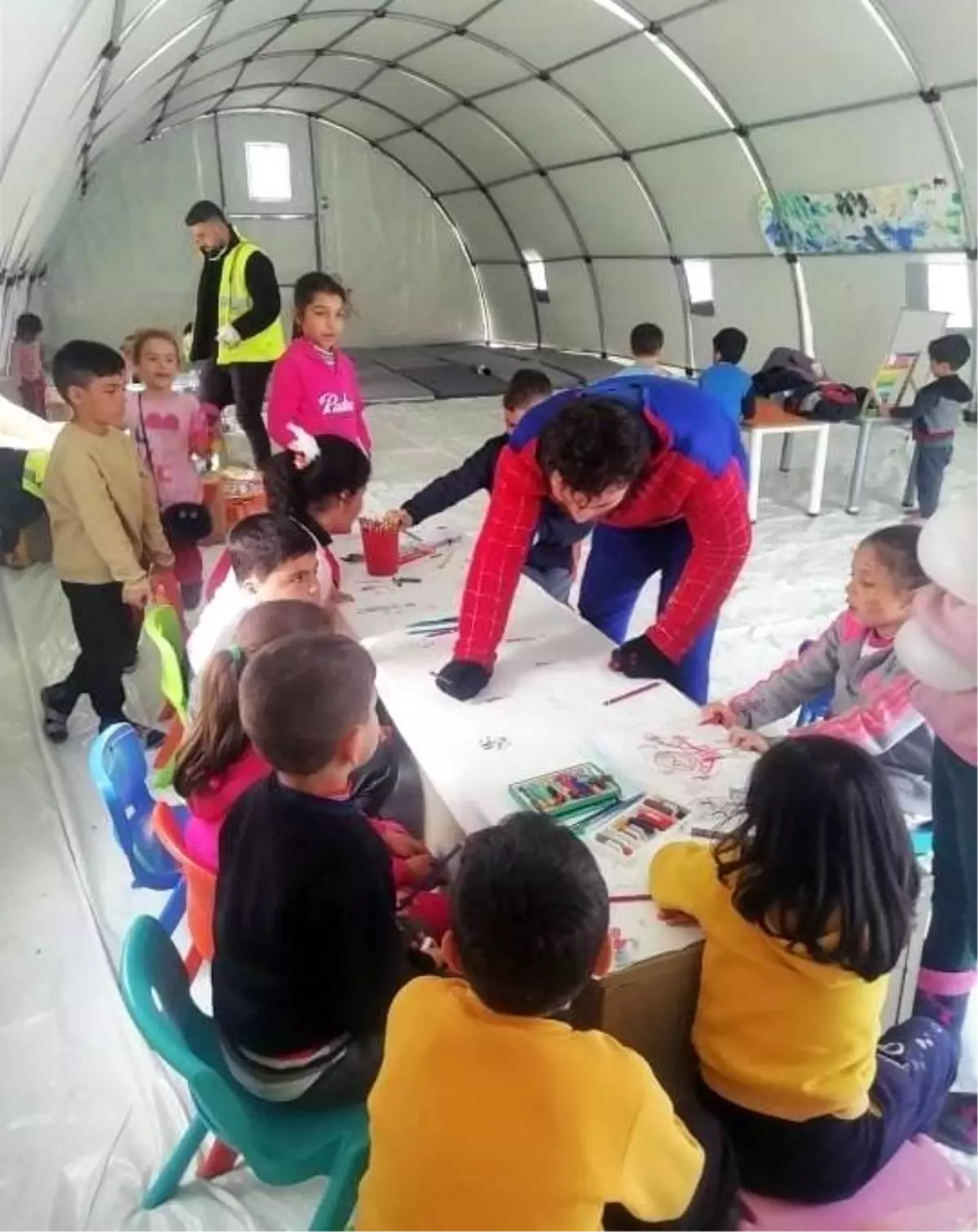 Deprem bölgesinde \'Örümcek Adam\' karakteri ile çocukların gönlüne dokundu