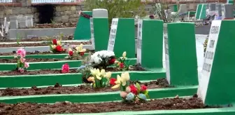 Depremde hayatını kaybedenlerin yakınları Kadınlar Günü'nde mezarlara çiçek bırakıp gitti