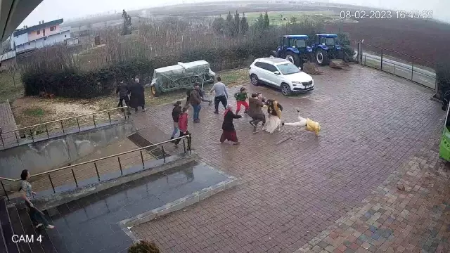 Depremden dolayı köye dönen ailenin, akrabaları tarafından darp edildiği iddiası