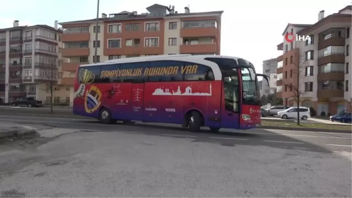 Depreme evini ve yakınlarını kaybeden otobüs şoförü \'Nazan abla\', kadın hentbol takımı için direksiyon sallayacak