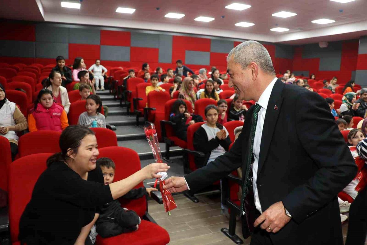 Depremzede çocuklar Koçarlı\'da tiyatro ile moral depoladı