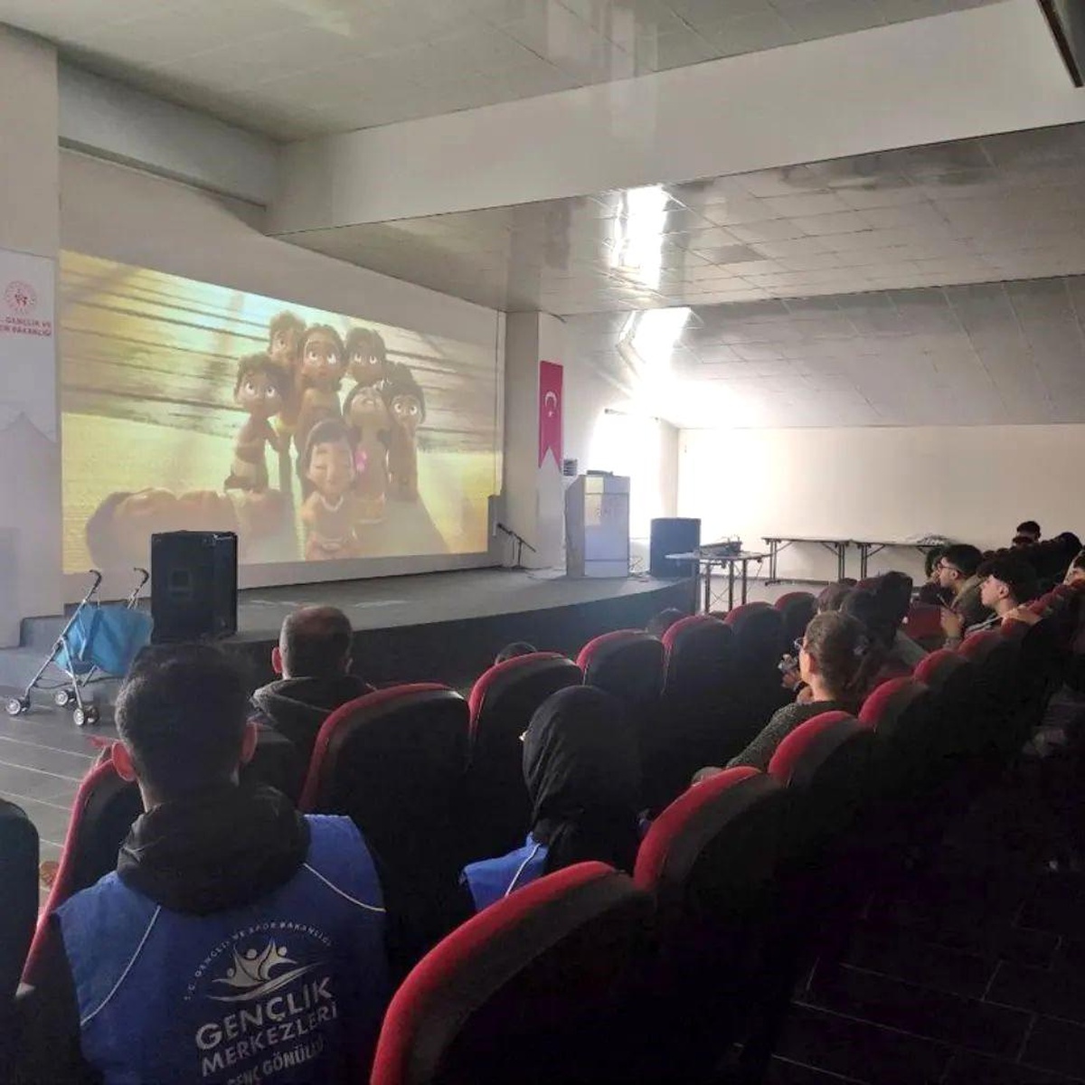Depremzede çocukların çizgi film keyfi