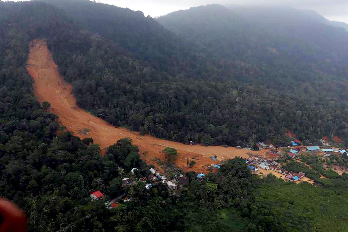Endonezya'da Heyelan Sonucu En Az 10 Kişi Hayatını Kaybetti