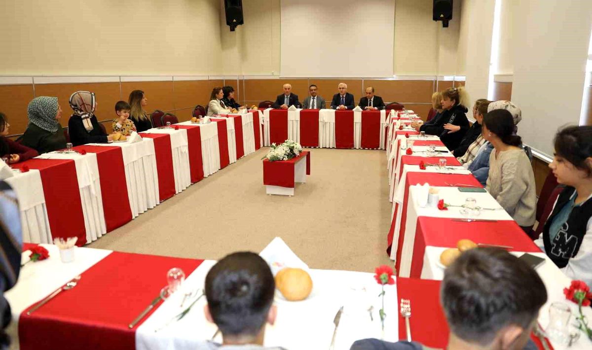 ESOGÜ yönetimi depremzede kadınların "Dünya Kadınlar Günü"nü kutladı