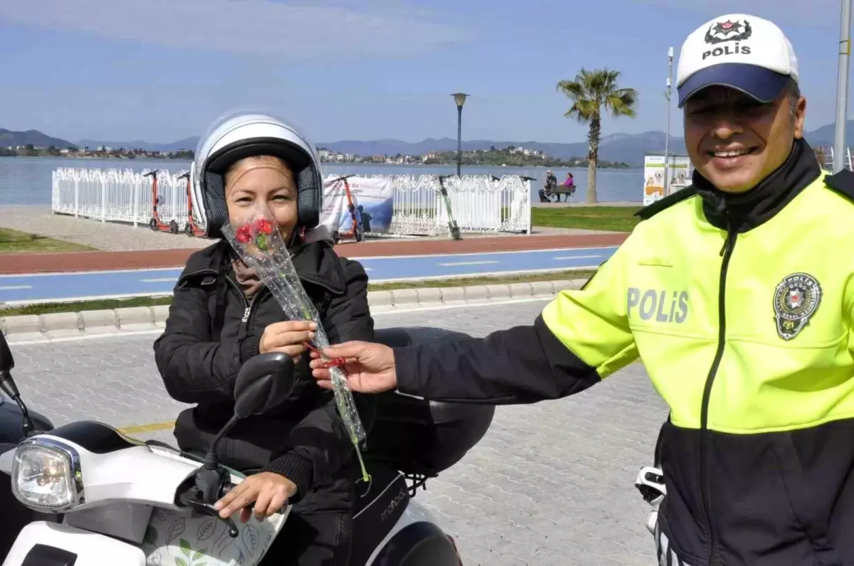 Fethiye\'de polis ekipleri kadınların gününü kutladı