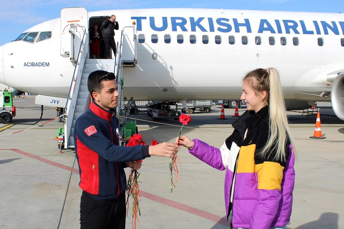 Gazipaşa\'da kadın yolcular çiçeklerle karşılandı