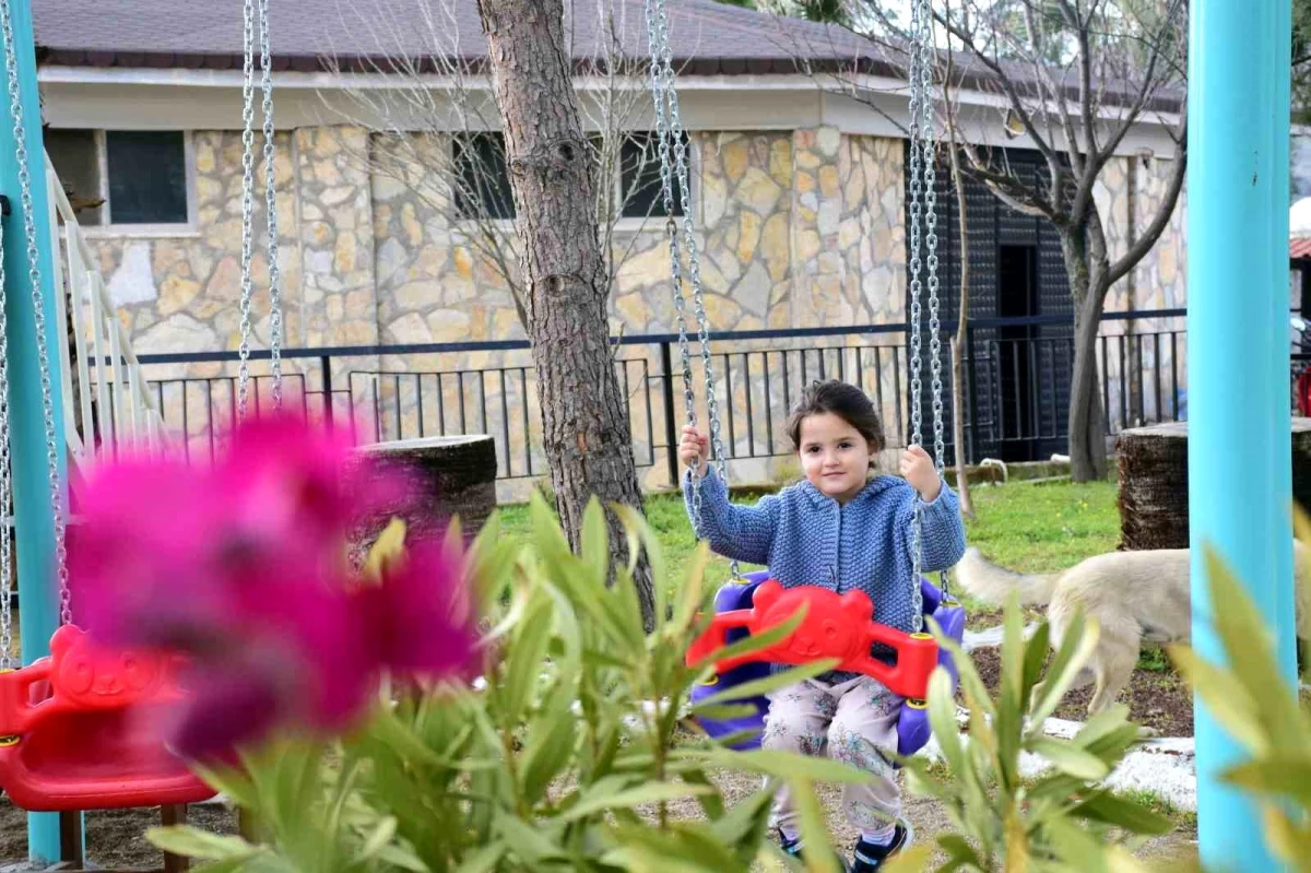 Germencik\'te Depremzede Çocuklar İçin Oyun Parkı Kuruldu