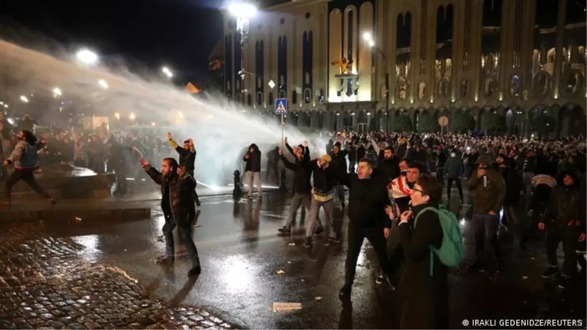 Gürcistan\'da halk hükümetin "ajan yasası"na karşı sokakta