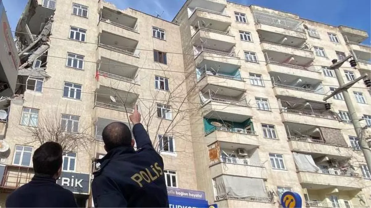 Hasarlı bina yıkımı, çatıdaki Türk bayrağının alınması için durduruldu