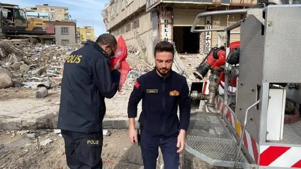 Hasarlı bina yıkımı, çatıdaki Türk bayrağının alınması için durduruldu Hasarlı bina yıkımı, çatıdaki Türk bayrağının alınması için durduruldu