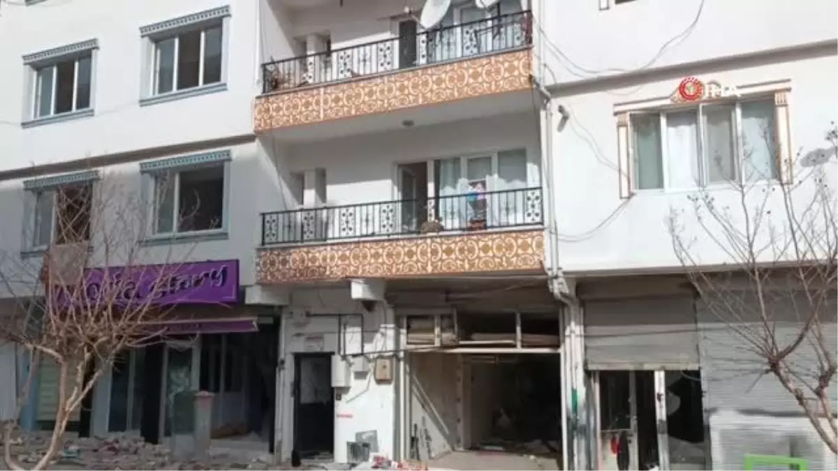 Hasarlı binada kurtarılmak istenilen kedi atlayarak kaçtı