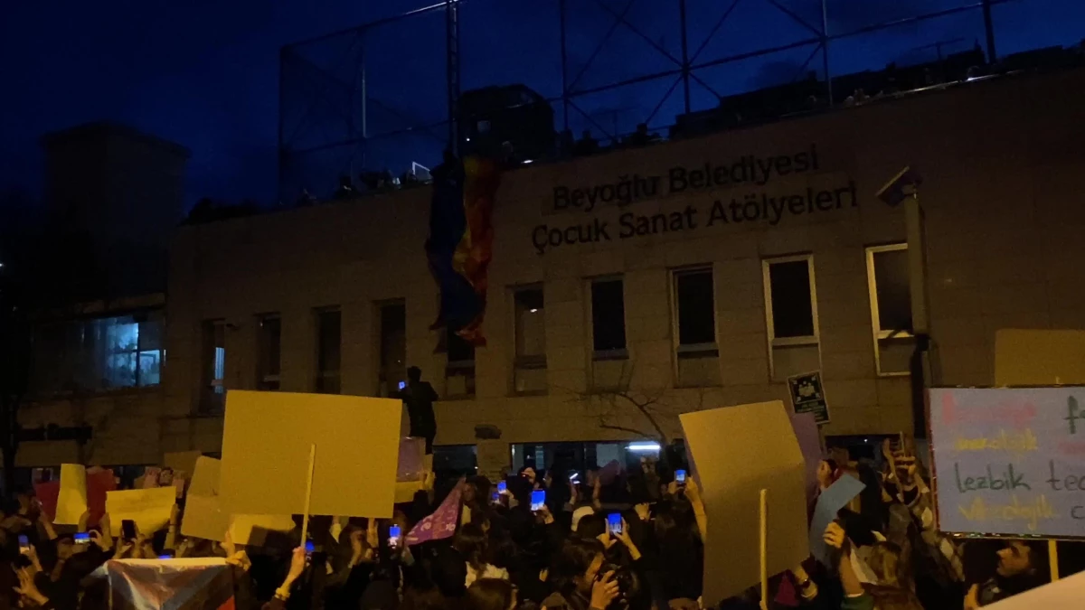 İstanbul\'da 21\'inci \'Feminist Gece Yürüyüşü\' Eylemi, "Hükümet İstifa" Sloganıyla Başladı