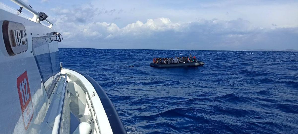 İzmir açıklarında 80 göçmen kurtarıldı
