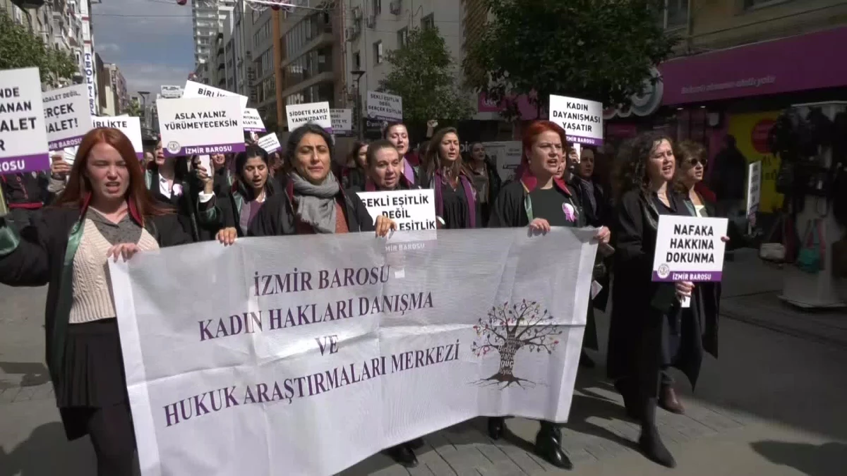 İzmir\'de Kadın Avukatlardan 8 Mart Yürüyüşü