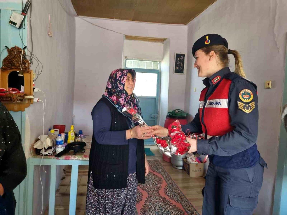 Elazığ\'da jandarmadan depremzede kadınlara 8 Mart Dünya Kadınlar Günü etkinliği