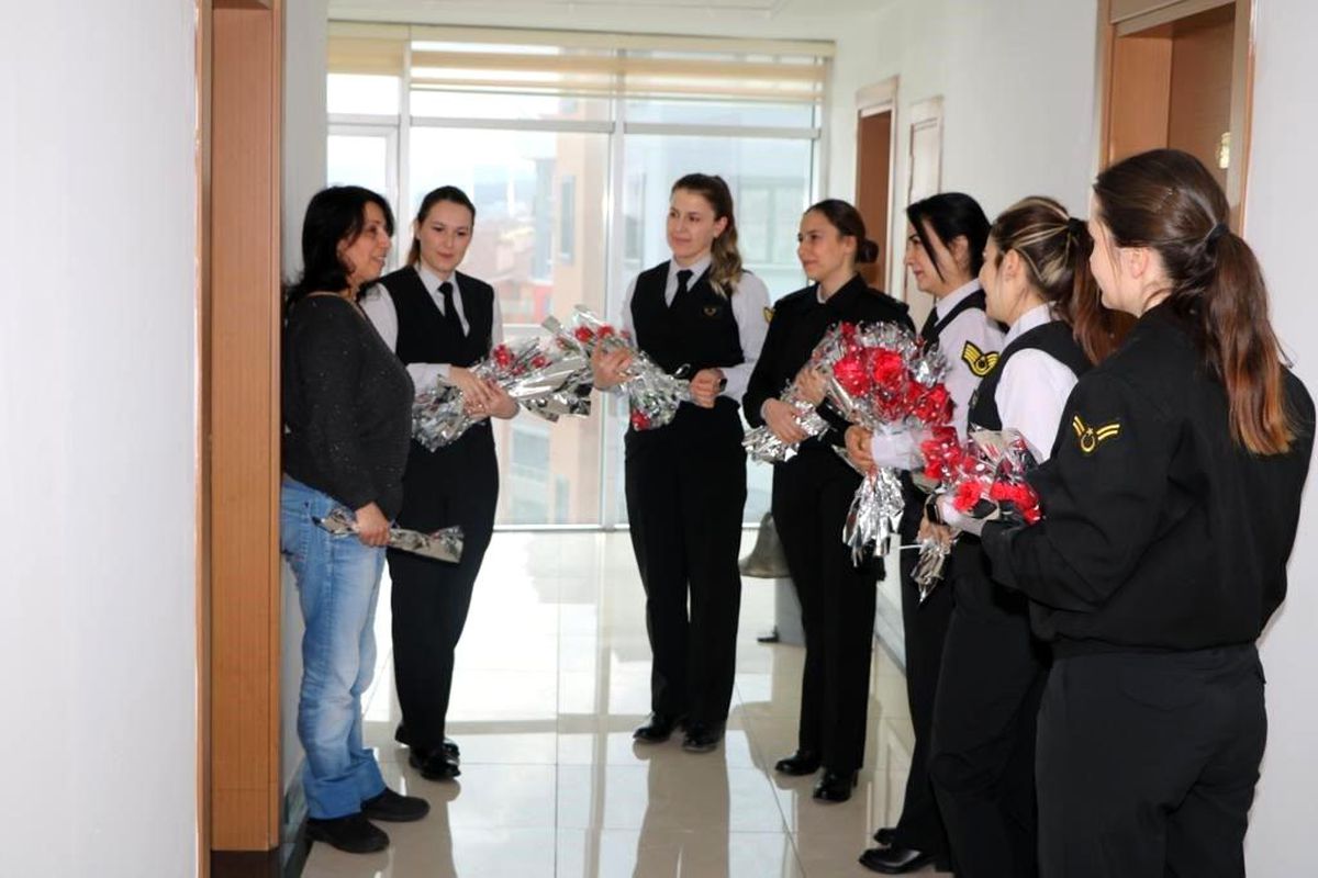 Jandarma ekipleri depremzede kadınların Kadınlar Günü\'nü kutlandı