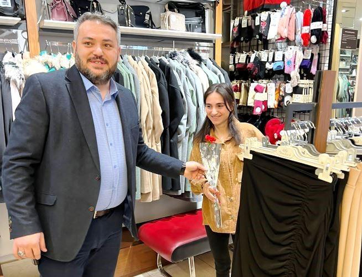 Kadın ziyaretçilere kırmızı karanfil dağıtıldı