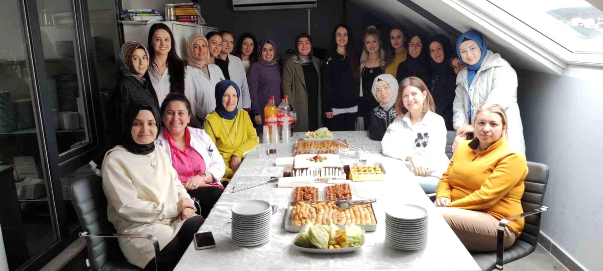 Kadınlar gününü pasta kesip kutladılar