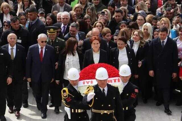 Kadınlarla Anıtkabir'i ziyaret eden Akşener, Ata'nın huzurunda asker selamı verdi