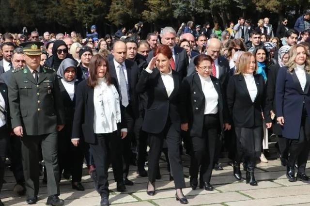 Kadınlarla Anıtkabir'i ziyaret eden Akşener, Ata'nın huzurunda asker selamı verdi