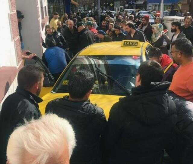 Kalp krizi geçiren taksicinin o anları güvenlik kamerasına yansıdı Kalp krizi geçiren taksicinin o anları güvenlik kamerasına yansıdı