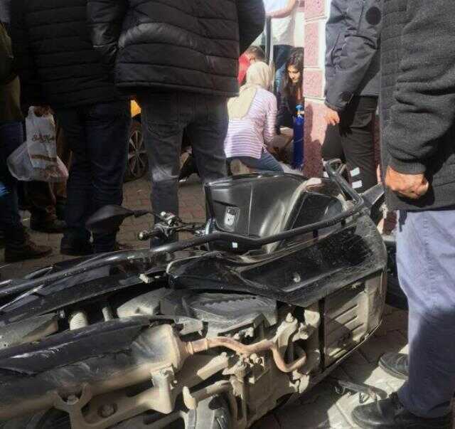 Kalp krizi geçiren taksicinin o anları güvenlik kamerasına yansıdı Kalp krizi geçiren taksicinin o anları güvenlik kamerasına yansıdı