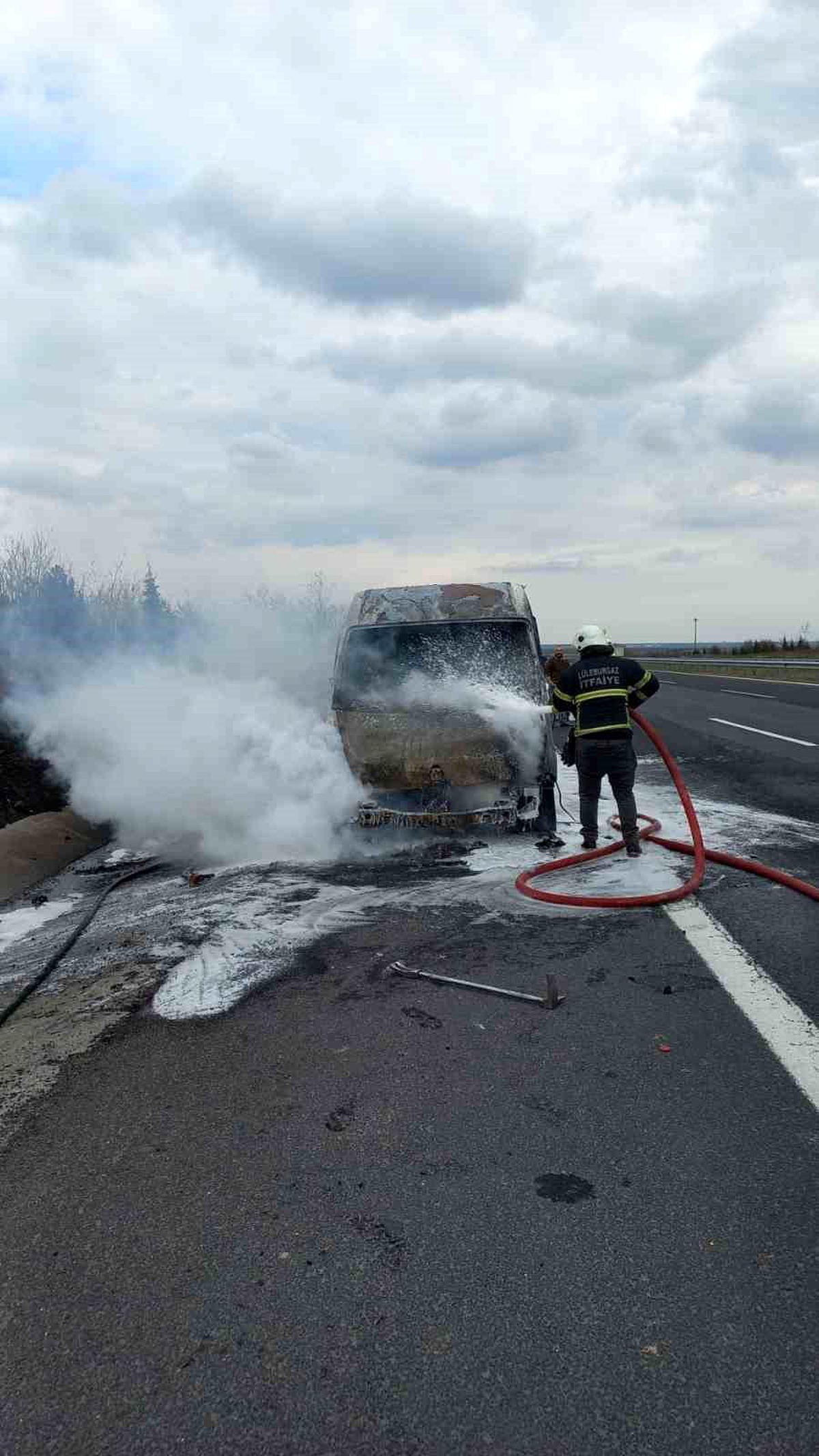 Kırklareli\'de züccaciye malzemeleri yüklü araç alev aldı